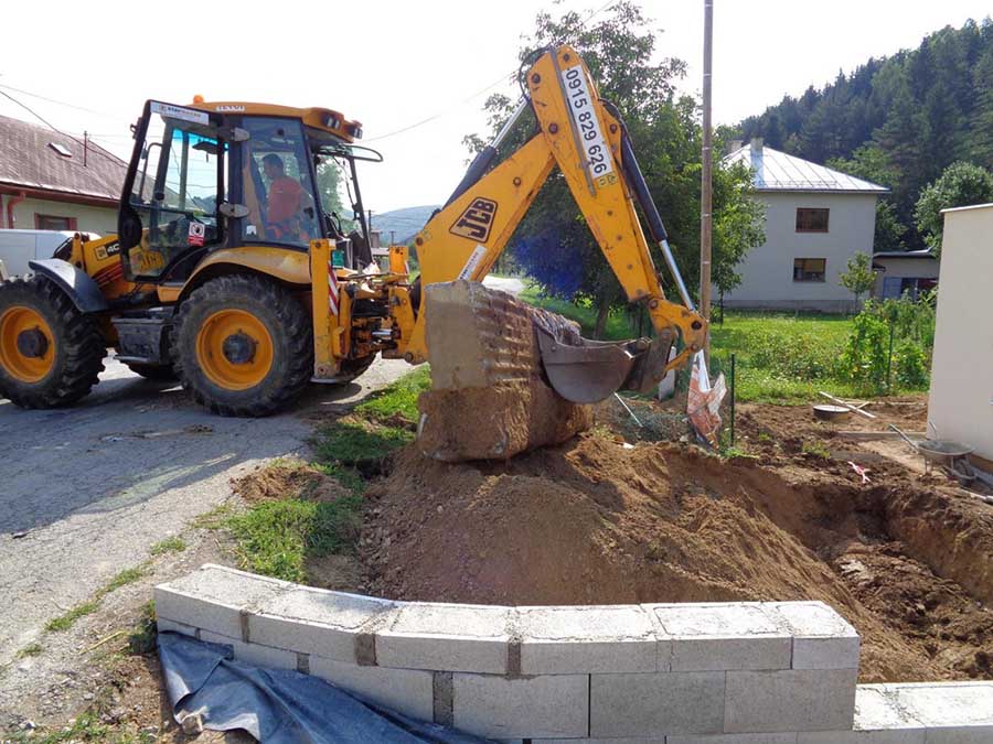 Zabezpečujeme zemné práce, úpravy terénu a výkopové práce. Vďaka našim stavebným mechanizmom sa postaráme o komplexnú úpravu pozemku.